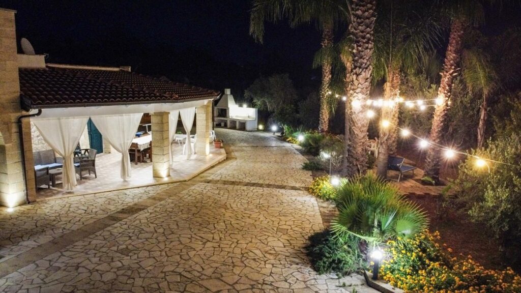 Villa con giardino illuminato di sera nel Salento